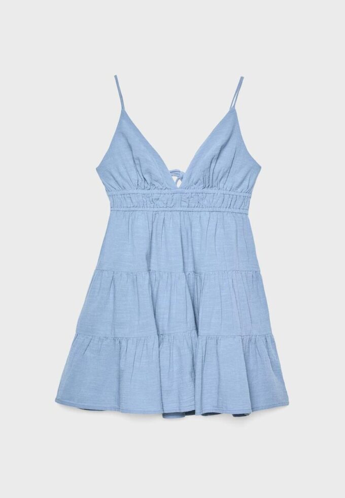 Kort, løstfallende kjole med knytning i ryggen