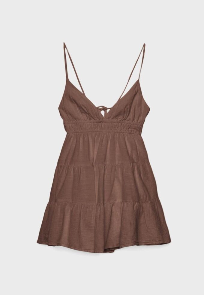 Kort, løstfallende kjole med knytning i ryggen