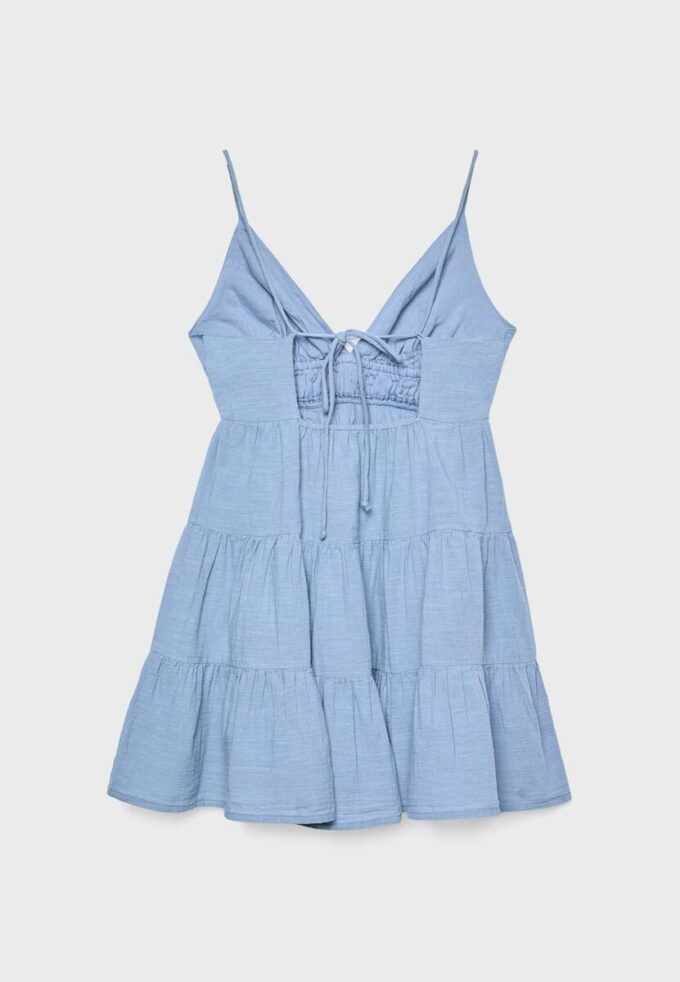 Kort, løstfallende kjole med knytning i ryggen
