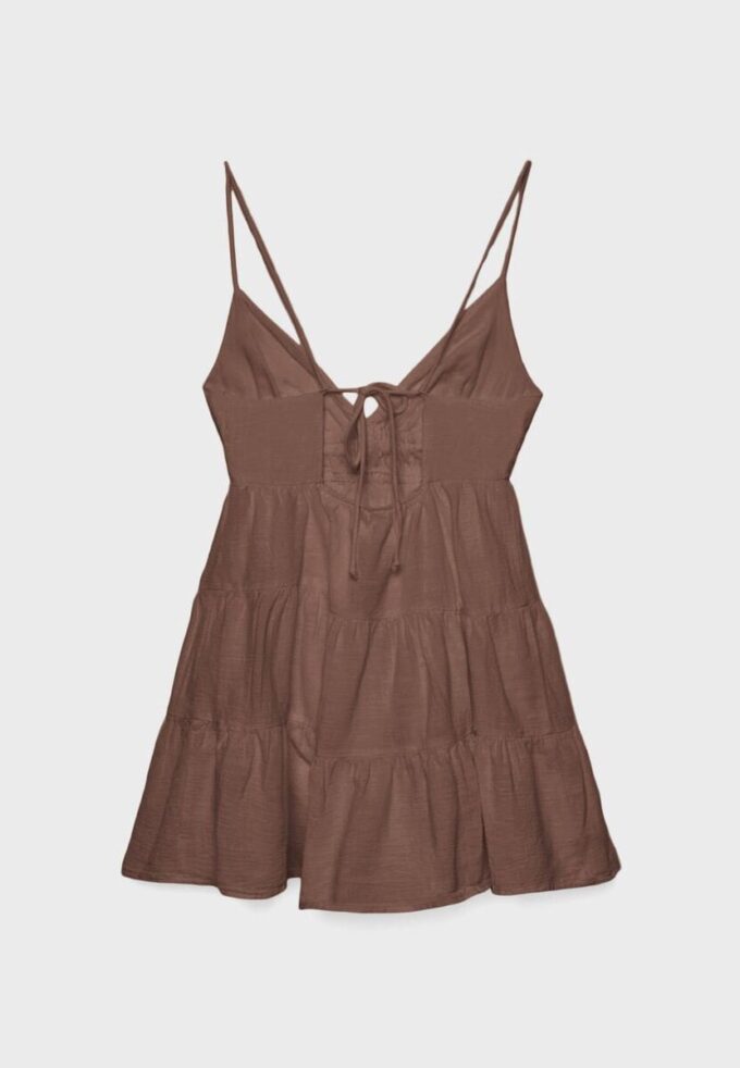 Kort, løstfallende kjole med knytning i ryggen