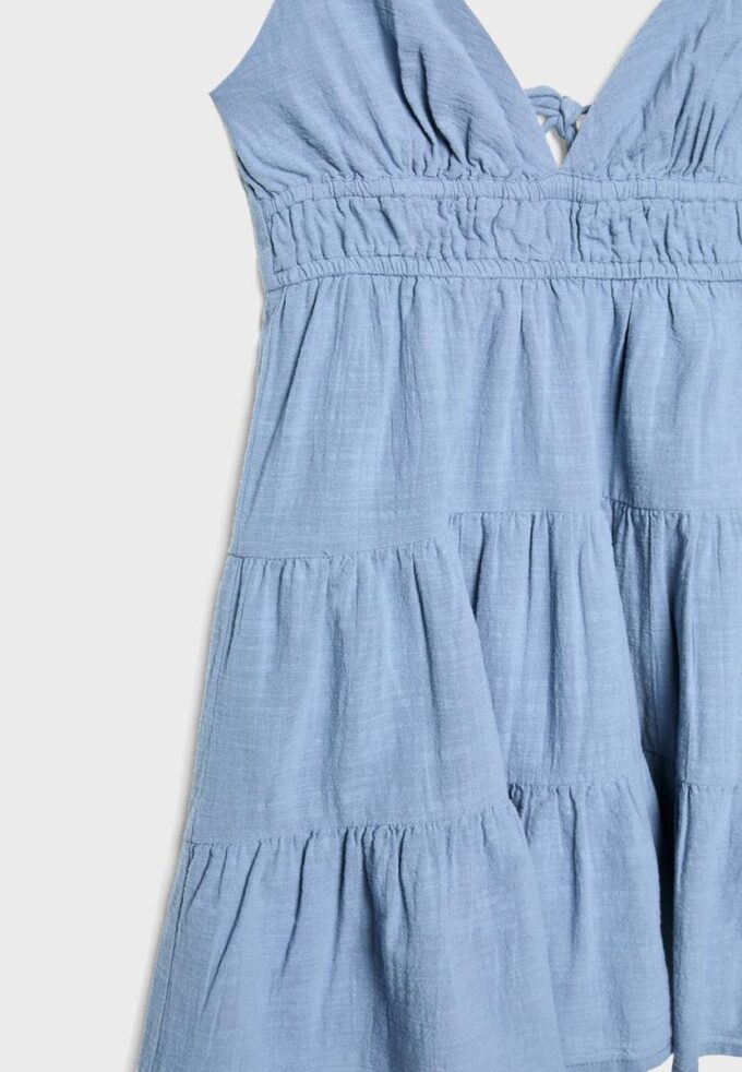 Kort, løstfallende kjole med knytning i ryggen