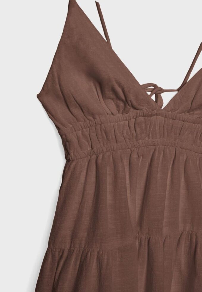 Kort, løstfallende kjole med knytning i ryggen