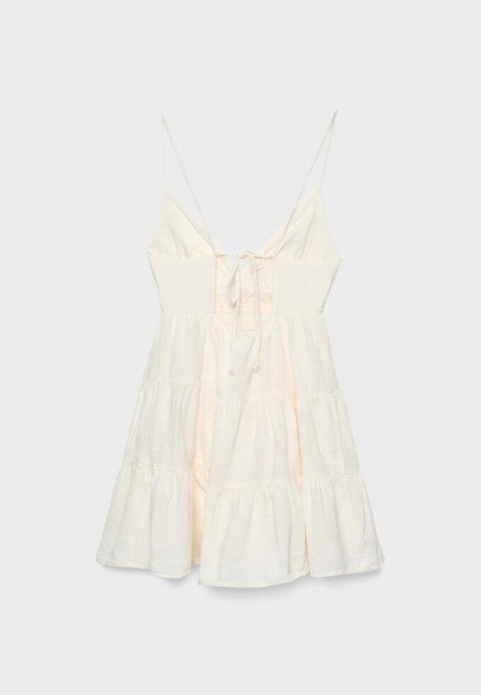 Kort, løstfallende kjole med knytning i ryggen