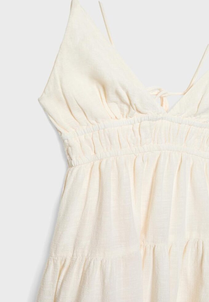 Kort, løstfallende kjole med knytning i ryggen