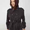 Kort, løstsittende trenchcoat med belte