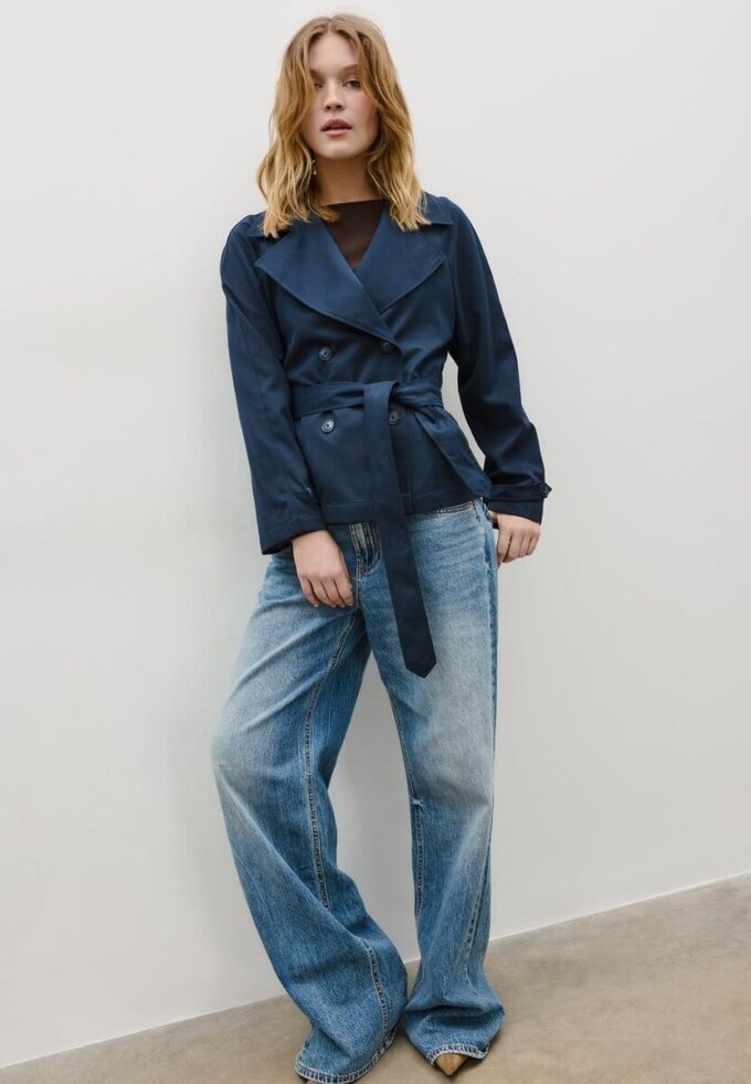 Kort, løstsittende trenchcoat med belte