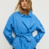 Kort, løstsittende trenchcoat med belte