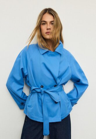 Kort, løstsittende trenchcoat med belte