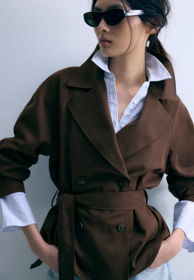 Kort, løstsittende trenchcoat med belte