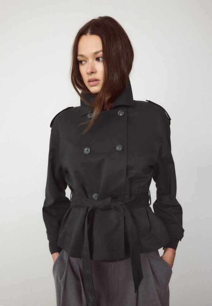 Kort, løstsittende trenchcoat med belte