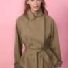 Kort, løstsittende trenchcoat med belte