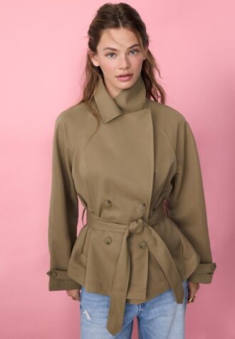 Kort, løstsittende trenchcoat med belte
