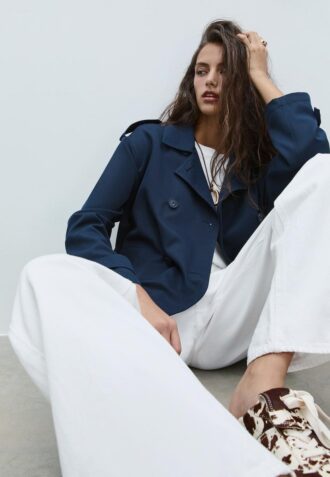 Kort, løstsittende trenchcoat med belte