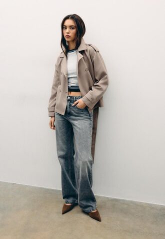 Kort, løstsittende trenchcoat med belte