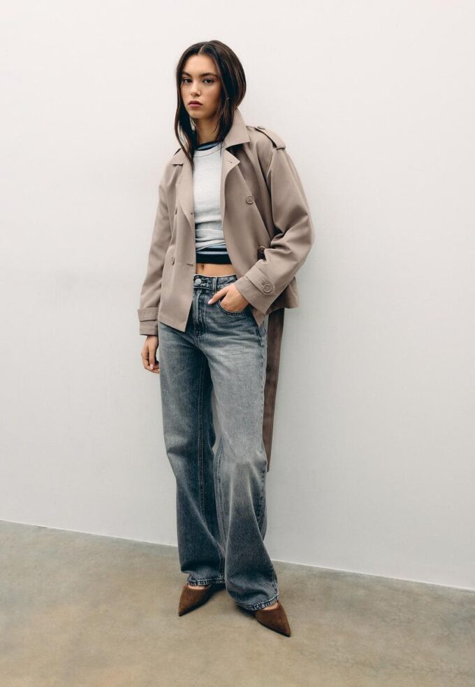 Kort, løstsittende trenchcoat med belte