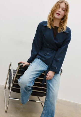 Kort, løstsittende trenchcoat med belte