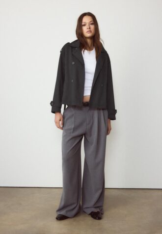 Kort, løstsittende trenchcoat med belte