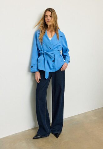 Kort, løstsittende trenchcoat med belte