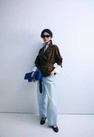 Kort, løstsittende trenchcoat med belte