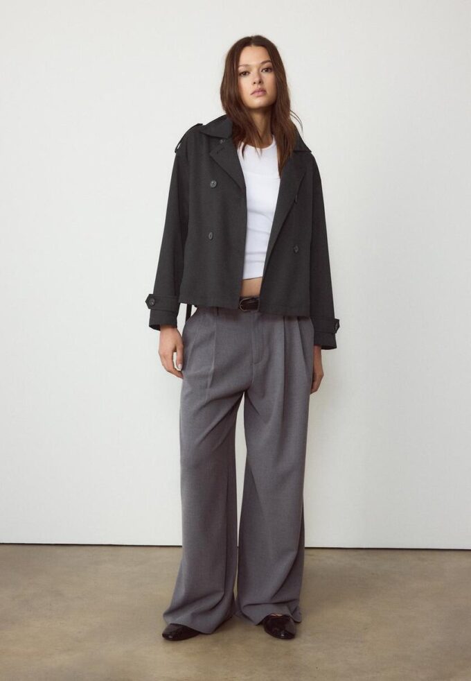 Kort, løstsittende trenchcoat med belte