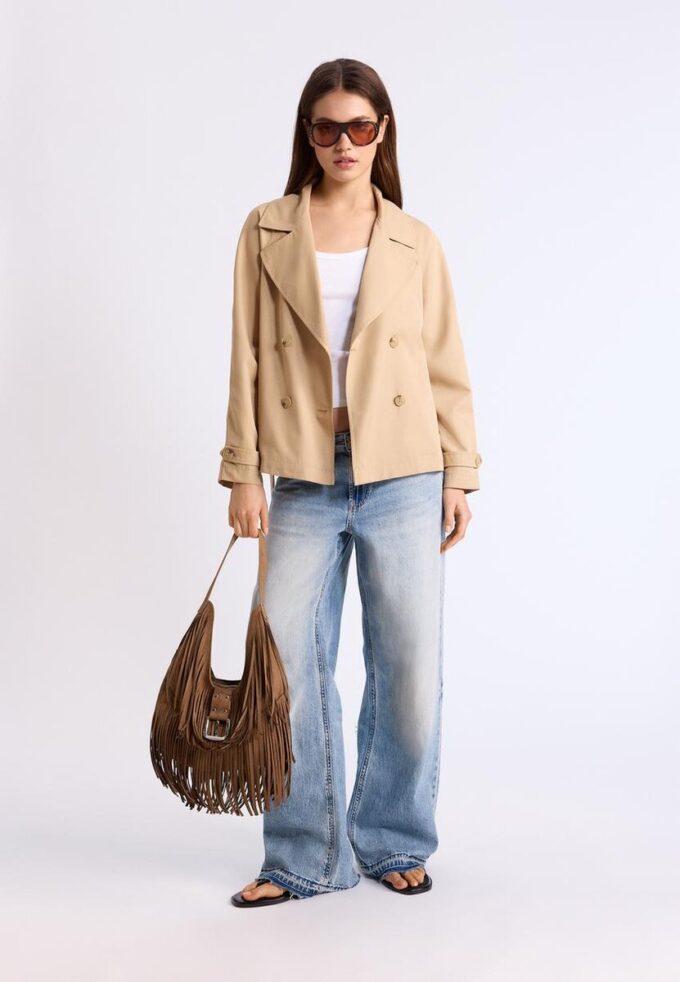 Kort, løstsittende trenchcoat med belte