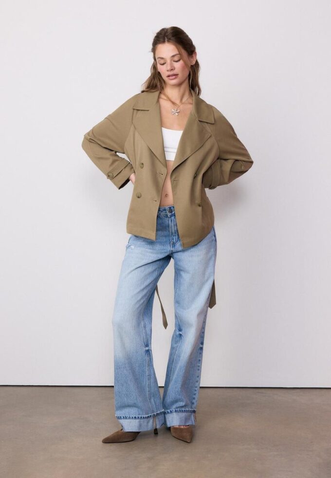 Kort, løstsittende trenchcoat med belte