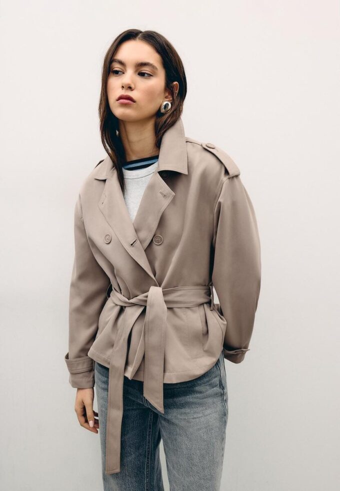 Kort, løstsittende trenchcoat med belte