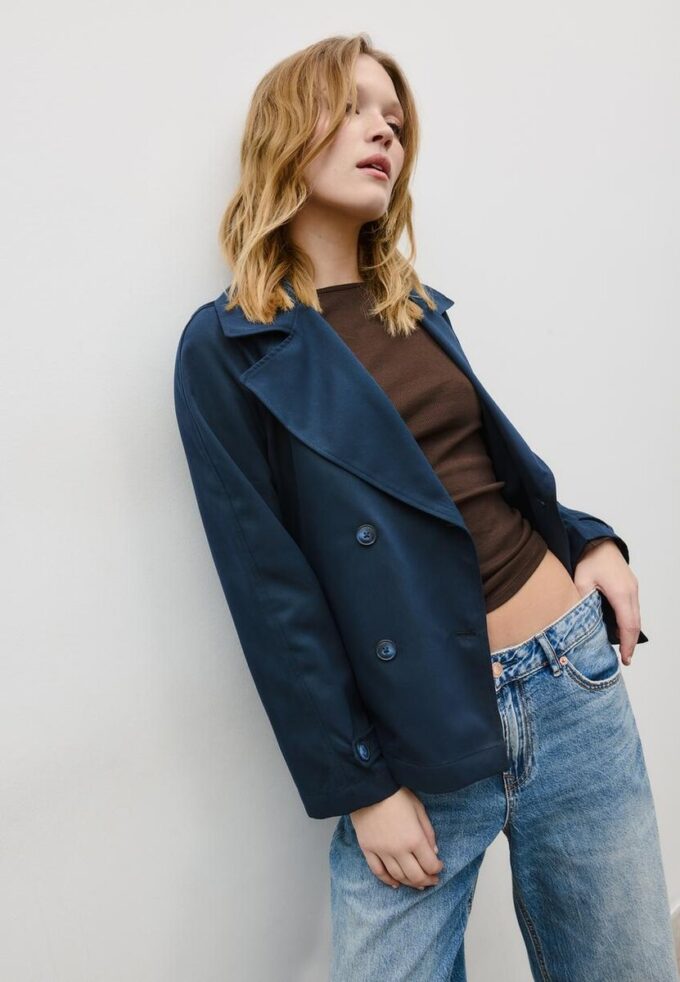 Kort, løstsittende trenchcoat med belte