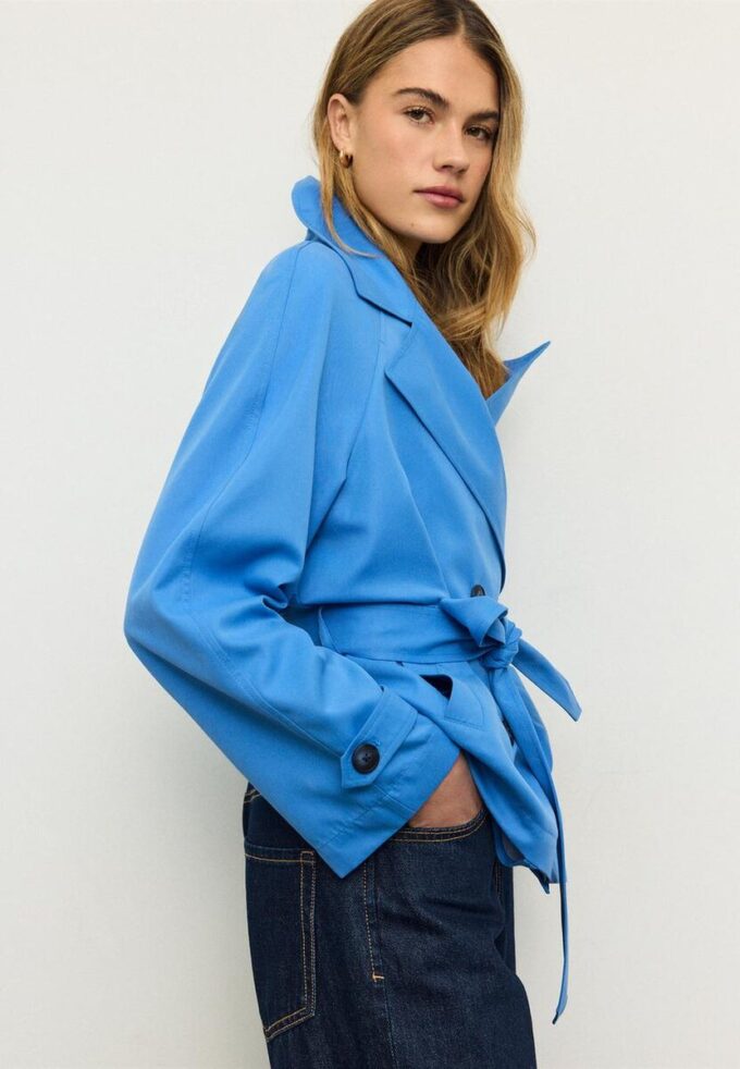 Kort, løstsittende trenchcoat med belte