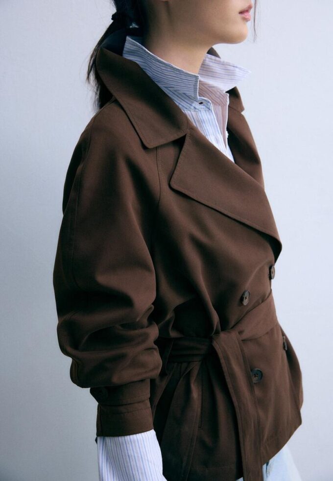 Kort, løstsittende trenchcoat med belte