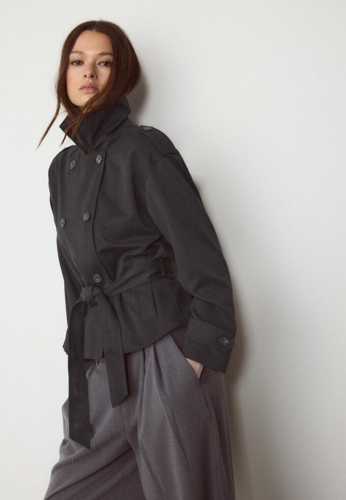 Kort, løstsittende trenchcoat med belte