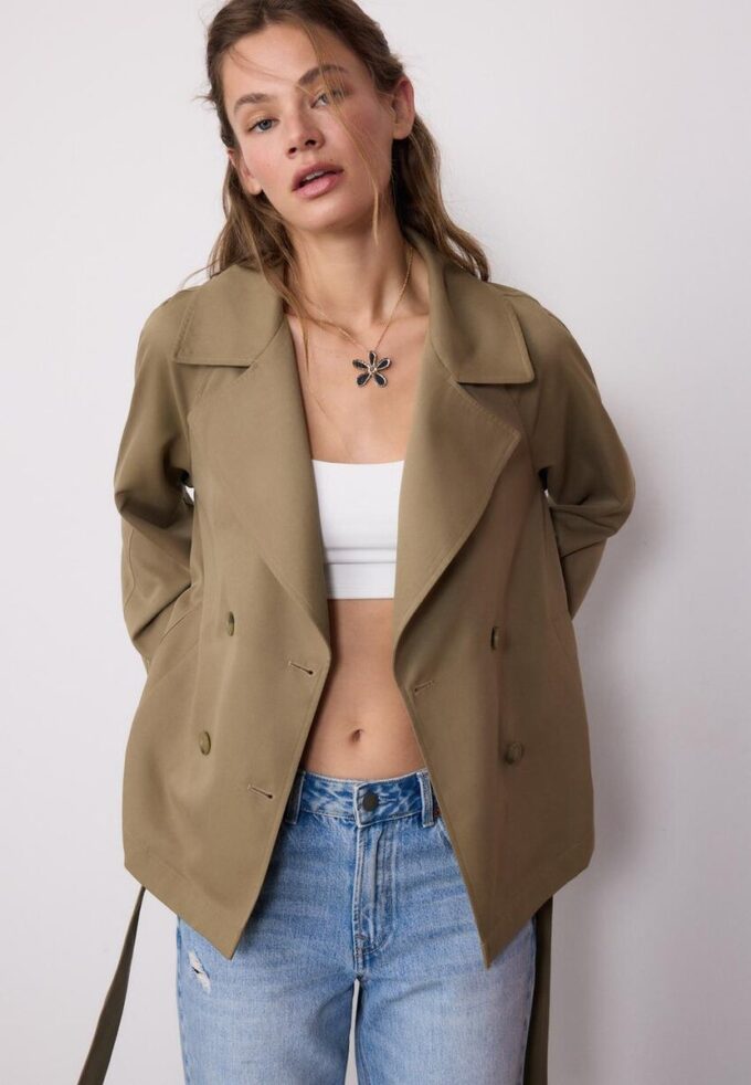 Kort, løstsittende trenchcoat med belte