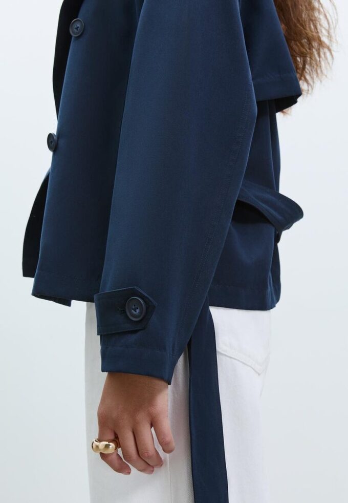 Kort, løstsittende trenchcoat med belte