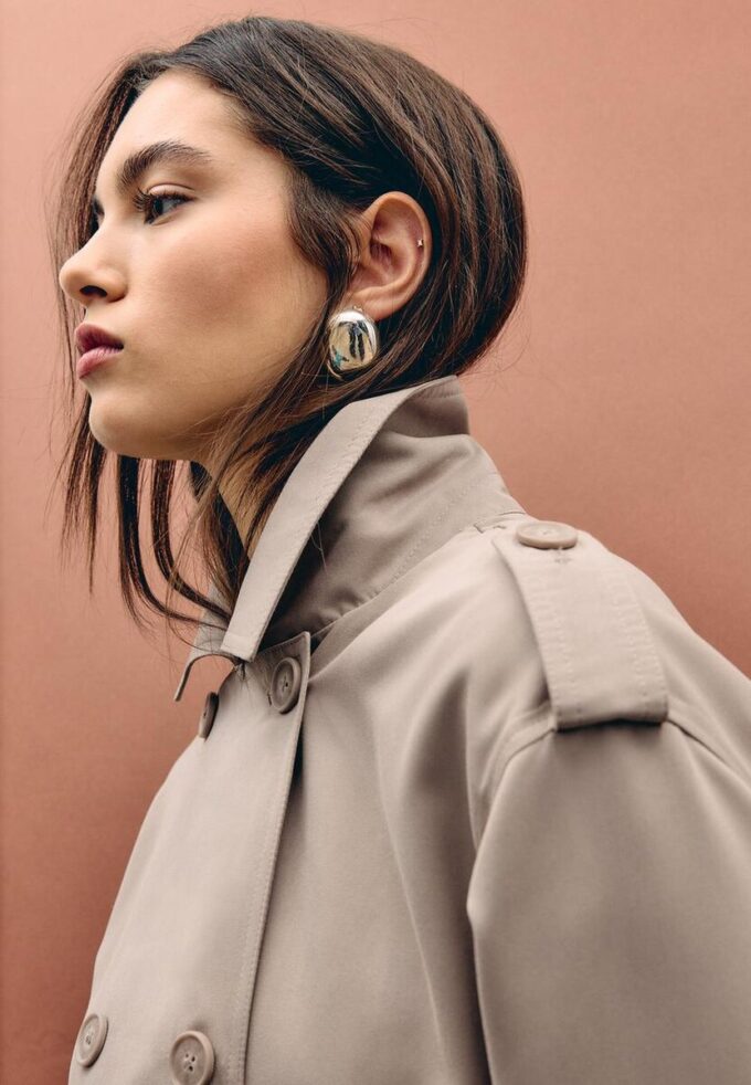 Kort, løstsittende trenchcoat med belte