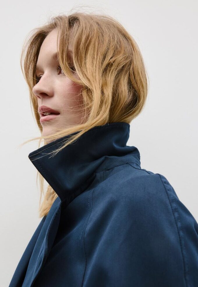 Kort, løstsittende trenchcoat med belte