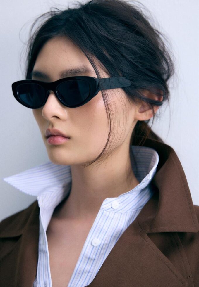 Kort, løstsittende trenchcoat med belte