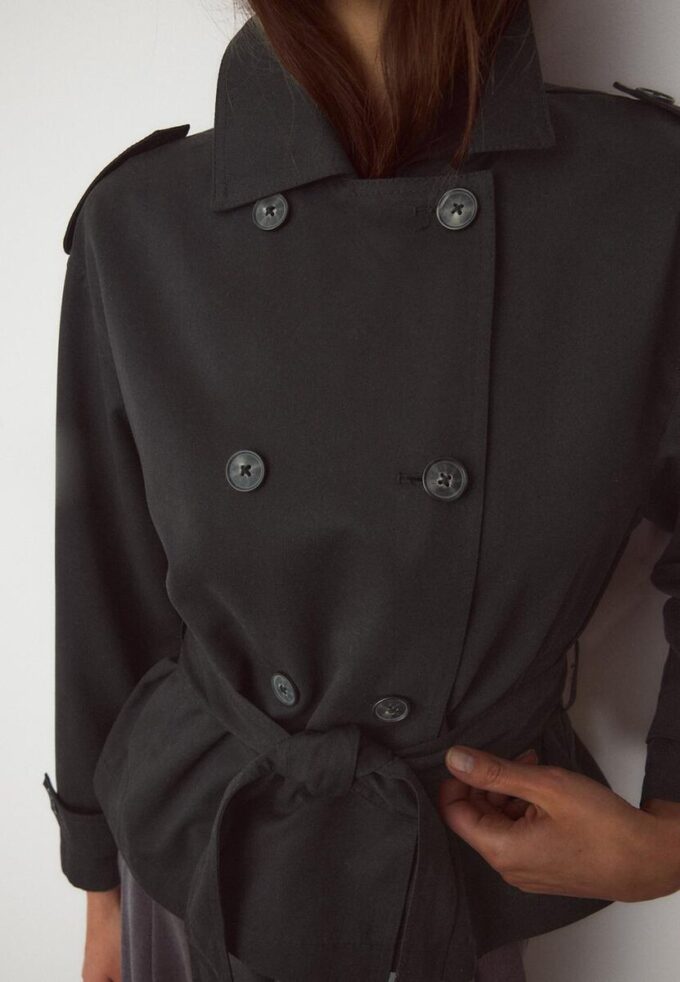 Kort, løstsittende trenchcoat med belte