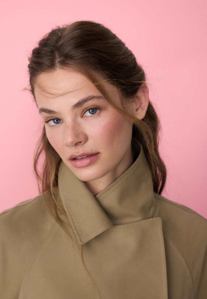 Kort, løstsittende trenchcoat med belte