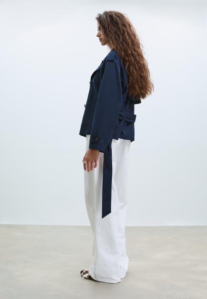 Kort, løstsittende trenchcoat med belte