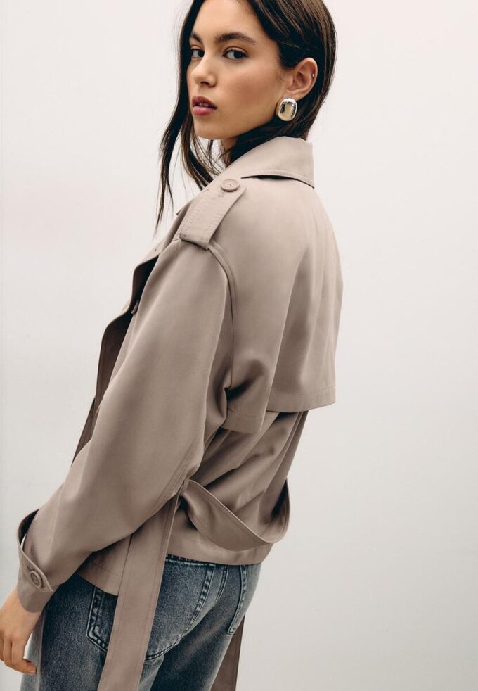 Kort, løstsittende trenchcoat med belte