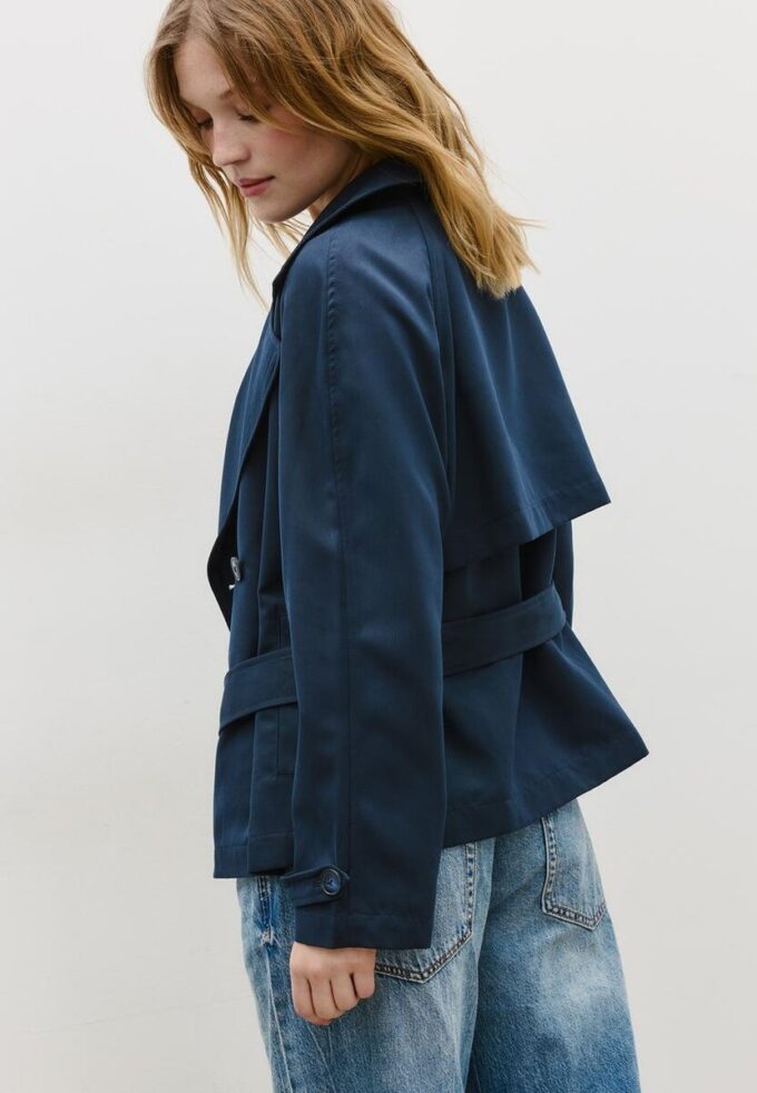 Kort, løstsittende trenchcoat med belte