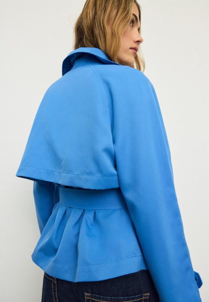 Kort, løstsittende trenchcoat med belte