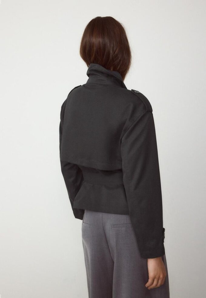 Kort, løstsittende trenchcoat med belte