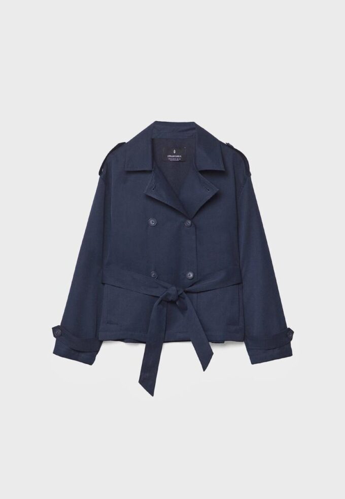 Kort, løstsittende trenchcoat med belte
