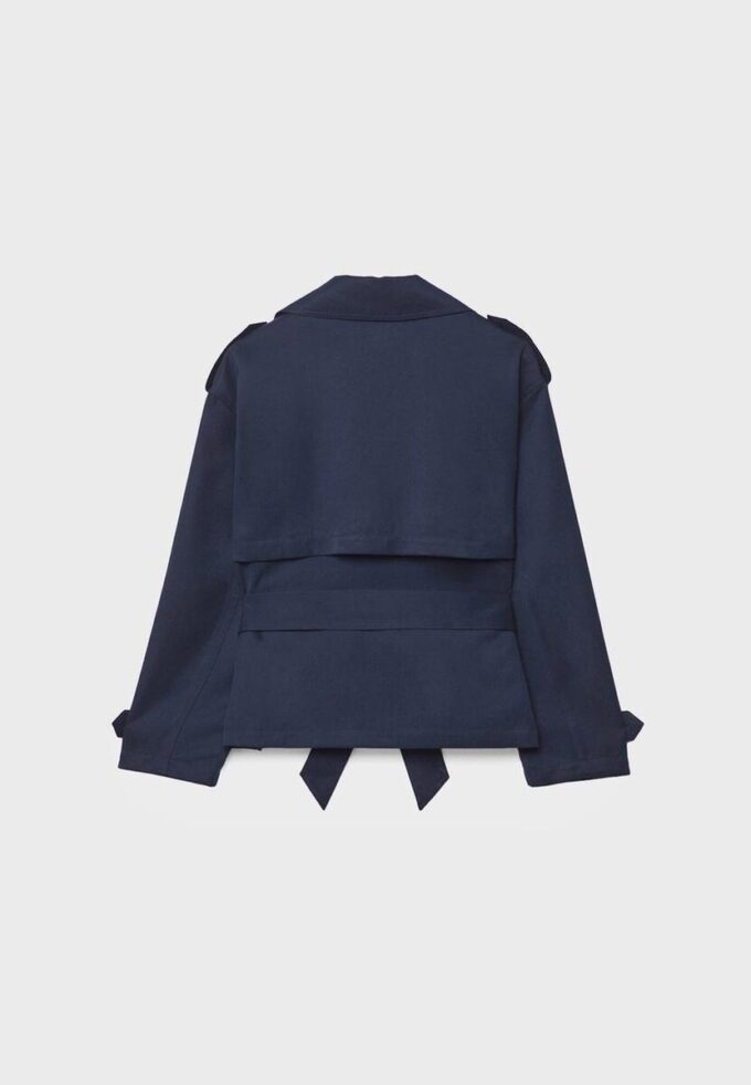 Kort, løstsittende trenchcoat med belte