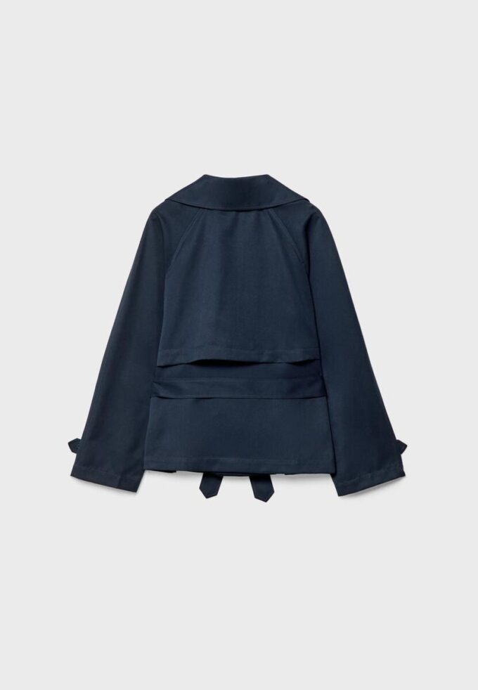 Kort, løstsittende trenchcoat med belte