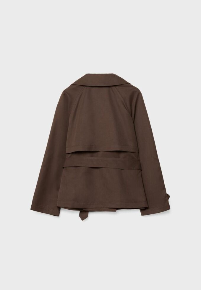 Kort, løstsittende trenchcoat med belte
