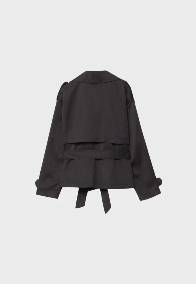 Kort, løstsittende trenchcoat med belte