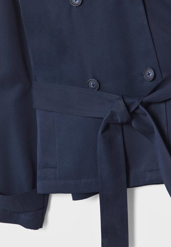 Kort, løstsittende trenchcoat med belte