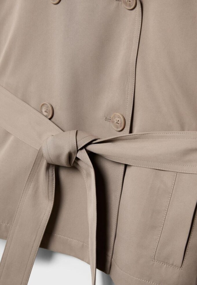 Kort, løstsittende trenchcoat med belte